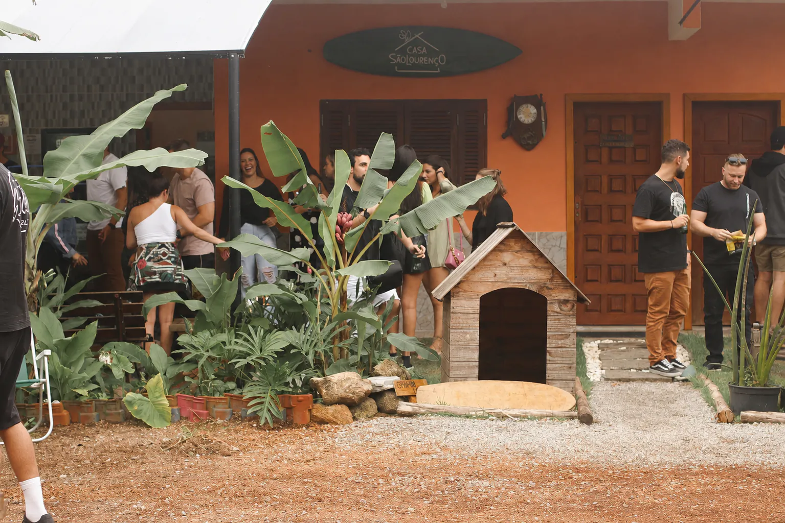Fachada da Casa São Lourenço com plantas