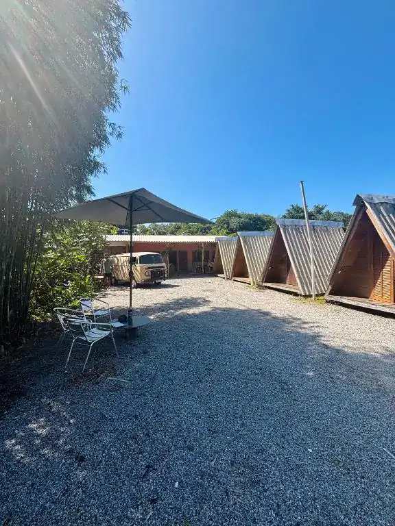 Pátio da Casa São Lourenço com chalés ao fundo