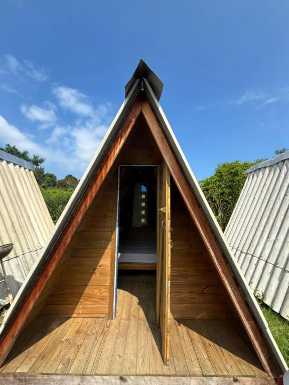 Fileira de chalés A-frame de madeira na Casa São Lourenço